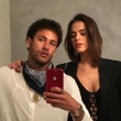 Aliança? Marquezine e Neymar exibem anéis iguais e fãs vão a loucura! 