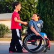 Paul ajudou Kamden a comprar uma nova cadeira de rodas. Foto: gofundme.com/keep-kamden-rollin