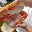 Mulher tenta entrar em evento com vodca escondida em sanduíche