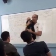 Professor acalma bebê de aluna em sala de aula e vídeo viraliza