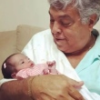 Sidney Magal com sua neta Madalena no colo. A menina nascem em 23 de dezembro de 2019
