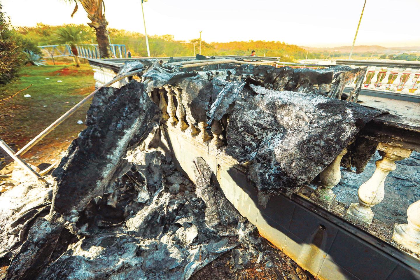 Imagem de Nossa Senhora é destruída por incêndio na entrada de Nerópolis | Daqui