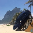 Carro de filho de Letícia Spiller vai parar na areia da praia e rapaz culpa giz de cera por acidente