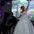 Noivo cadeirante não abre mão da primeira dança no casamento; assista