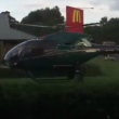 Homem esfomeado vai de helicóptero comprar um hambúrguer