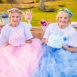 Gêmeas comemoram aniversário de 100 anos com ensaio pra lá de fofo