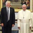 Cara do papa Francisco em foto com Trump ganha a internet