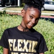 Menina negra de 10 anos lança linha de camisetas após sofrer bullying