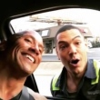 Fã para o trânsito e tira selfie com Dwayne 'The Rock'; veja! 🎥