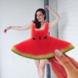 Nas redes sociais, vestido de melancia é nova moda entre usuários 