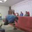 Repórter se ‘estabaca’ no chão em coletiva no Flamengo e vídeo viraliza; assista 🎥