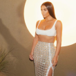 Sair só de sutiã é a tendência do momento de Kim Kardashian