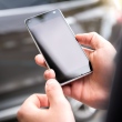 Mulher 'espia' mensagens de passageiro no celular e impede estupro de crianças