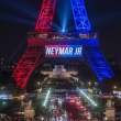 Neymar é homenageado em Paris com nome na Torre Eiffel