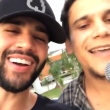 Gusttavo Lima surpreende artista que cantava música dele em rua de Goiânia; veja vídeo