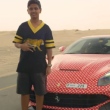 Adolescente ganha Ferrari e envelopa com tema de Louis Vuitton