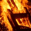 Homem morre após se jogar em fogueira durante festival alternativo