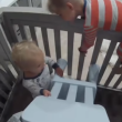 Irmão mais velho ensina bebê a escapar de berço e vídeo viraliza