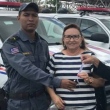 Prefeita recebe viaturas da polícia vestida de 'presidiária', segundo internautas