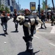 Policial carrega cachorro no colo durante desfile da Independência