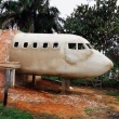 Homem constrói casa em formato de avião para realizar sonho de infância 