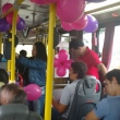 Passageiros preparam chá de bebê dentro de ônibus para mulher grávida
