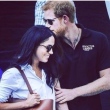 Saiba por que Harry pode beijar Meghan em público mas William não pode nem dar a mão a Kate