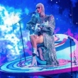 Katy Perry fica presa em plataforma durante show nos EUA