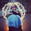 Mãe transforma cadeira de rodas em carruagem da Cinderela