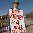 Idoso anda pelas ruas com placa 'Preciso de rim para minha mulher'