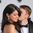 Justin Bieber e Selena Gomez são fotografados se beijando