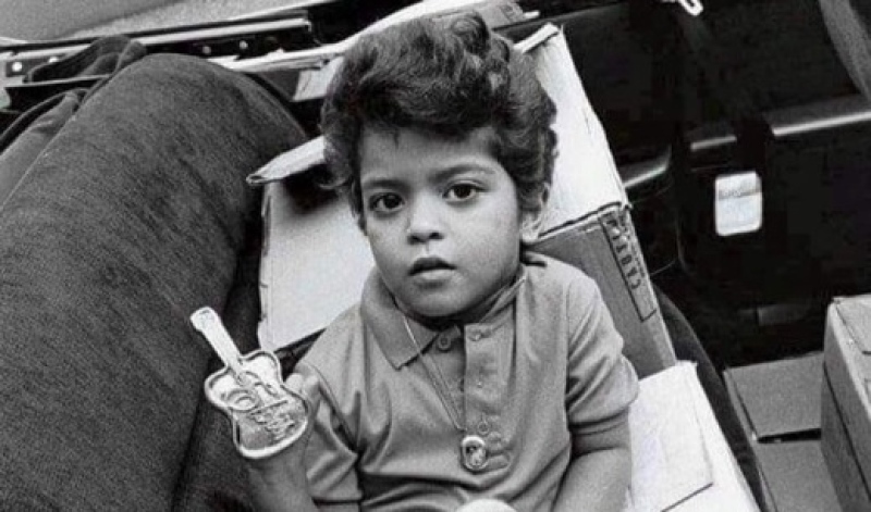 Bruno Mars é processado por publicar foto de quando era 