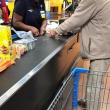 Caixa de supermercado ajuda idoso a contar dinheiro e relato viraliza