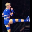 Katy Perry chuta bola do palco e acerta rosto de fã; assista