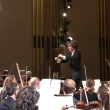 Mulher grita durante orquestra ao ser acordada por música