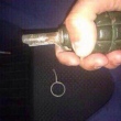 Homem morre após retirar o pino de uma granada para tirar uma foto