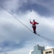Papai Noel atravessa corda bamba entre prédios em Goiânia; assista