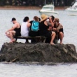 Proibidos de consumir álcool na praia, amigos constroem ilha para passar virada do ano bebendo