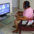 Neto dá videogame de presente para avó como brincadeira, mas ela fica viciada em jogar