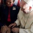 Papa realiza casamento entre comissários dentro de avião 