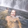 Mulher tira selfie e registra o momento em que homem se afogou atrás dela em cachoeira