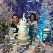 Menina que se emocionou ao ganhar bolo de aniversário ganha festa com o tema 'Frozen'