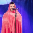 Gusttavo Lima se enrola em cobertor durante show e vira meme na web
