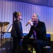Roberto Justus canta com a filha Rafa em escola de música