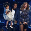  Jay-Z e Beyoncé com a filha, Blue Ivy