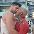Oportunismo? Nego do Borel é criticado por beijar homem em novo clipe