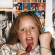 Adele em sua infância ao lado de pôsteres das Spice Girls