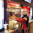 Brie Larson ajudou a servir pipoca em uma sessão do filme 'Capitã Marvel'