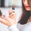Mulheres que usam maquiagem têm salários melhores, diz estudo