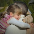 Abraçar filhos ajuda no desenvolvimento cerebral das crianças, revela estudo